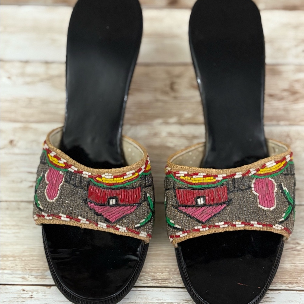 Rare Vintage Japanese 1950’s carved wooden heel with beaded design. Size 7.5